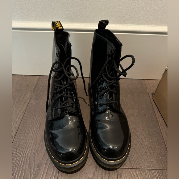 WORN ONCE Dr. Marten’s Women's 1460 Classic Patent Leather Combat Boots Size 9 - Picture 2 of 6